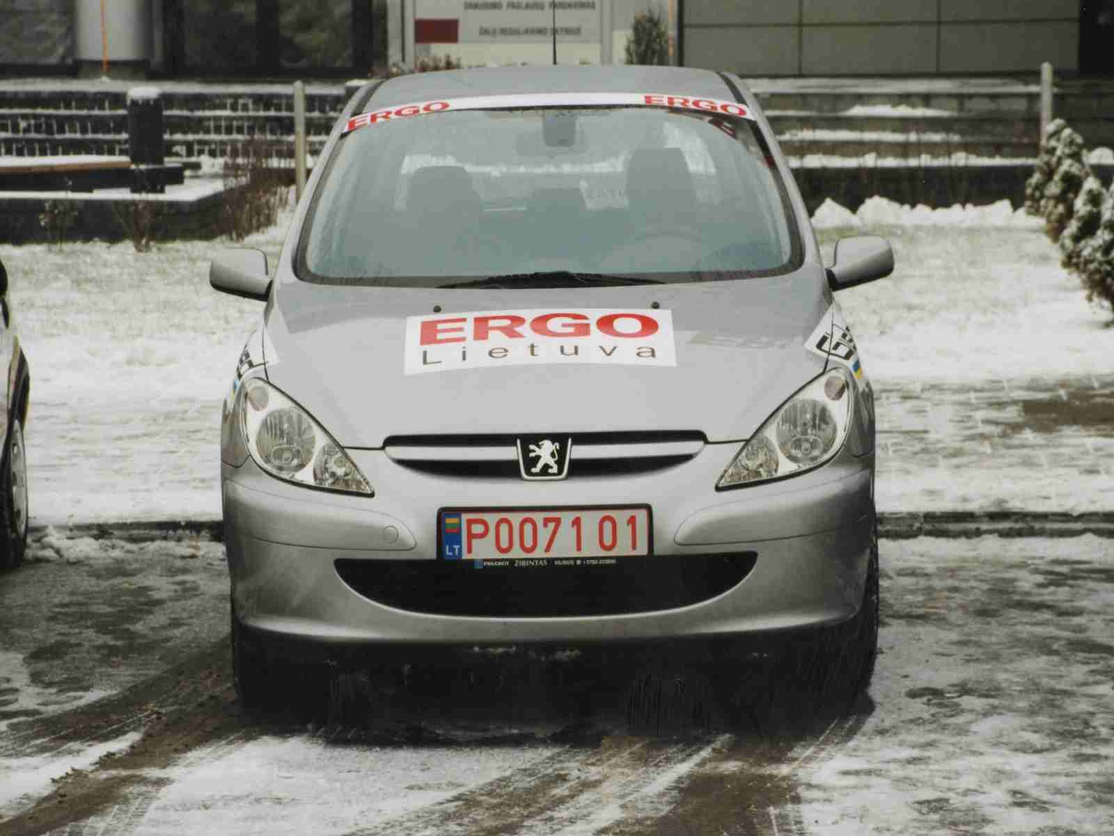 Akimirkos iš „Lietuvos metų automobilis 2002“ rinkimų