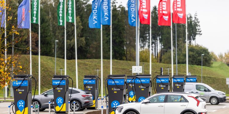 „Ignitis ON“ itin greito elektromobilių įkrovimo parkas prie „Nordikos“ Vilniuje