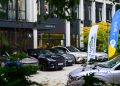 Elektromobiliai „Business Garden“ kieme prieš testo startą