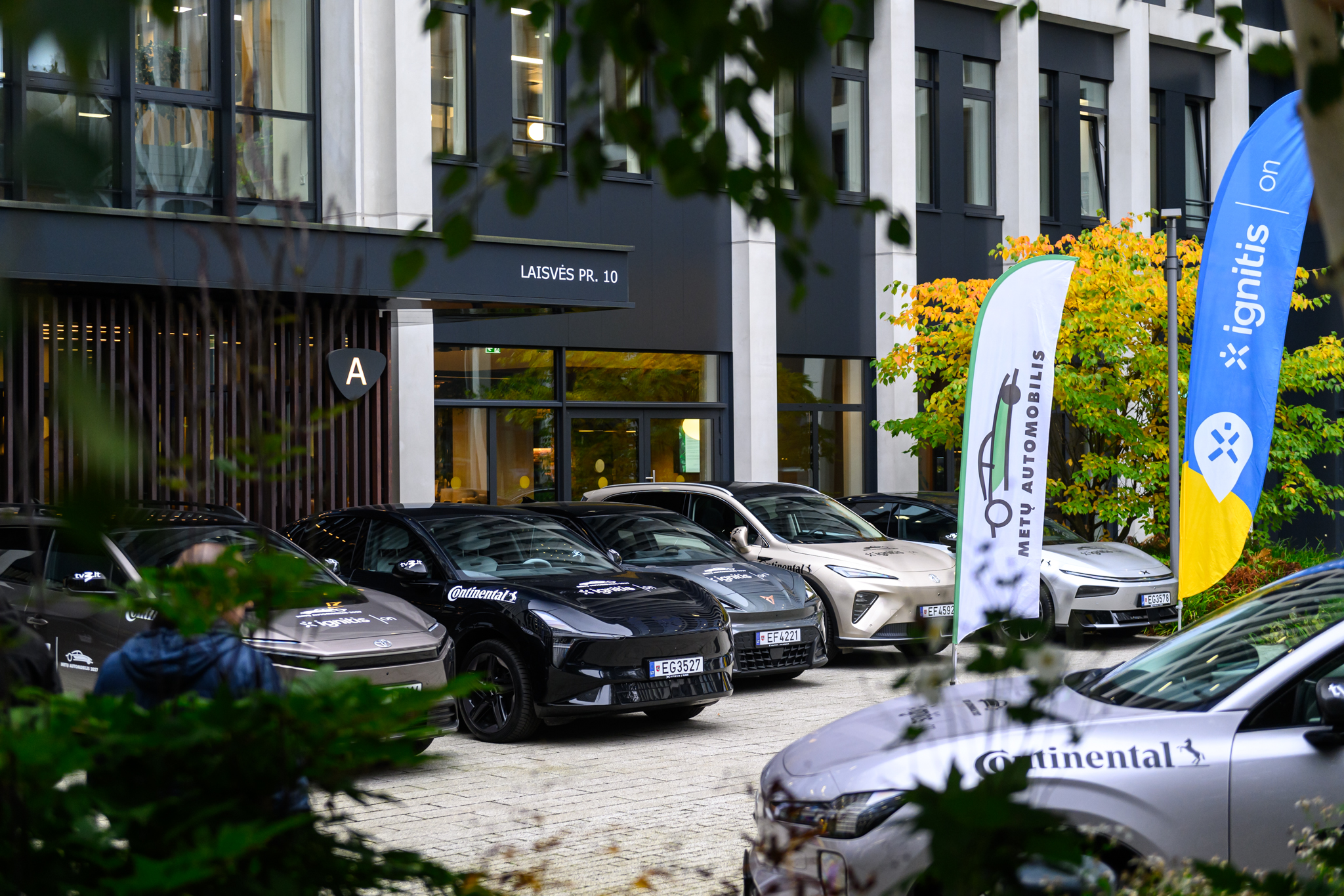 Elektromobiliai „Business Garden“ kieme prieš testo startą