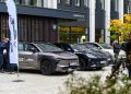 „Toyota bZ4X Touring“ ir kiti dalyviai „Business Garden“ kieme Vilniuje