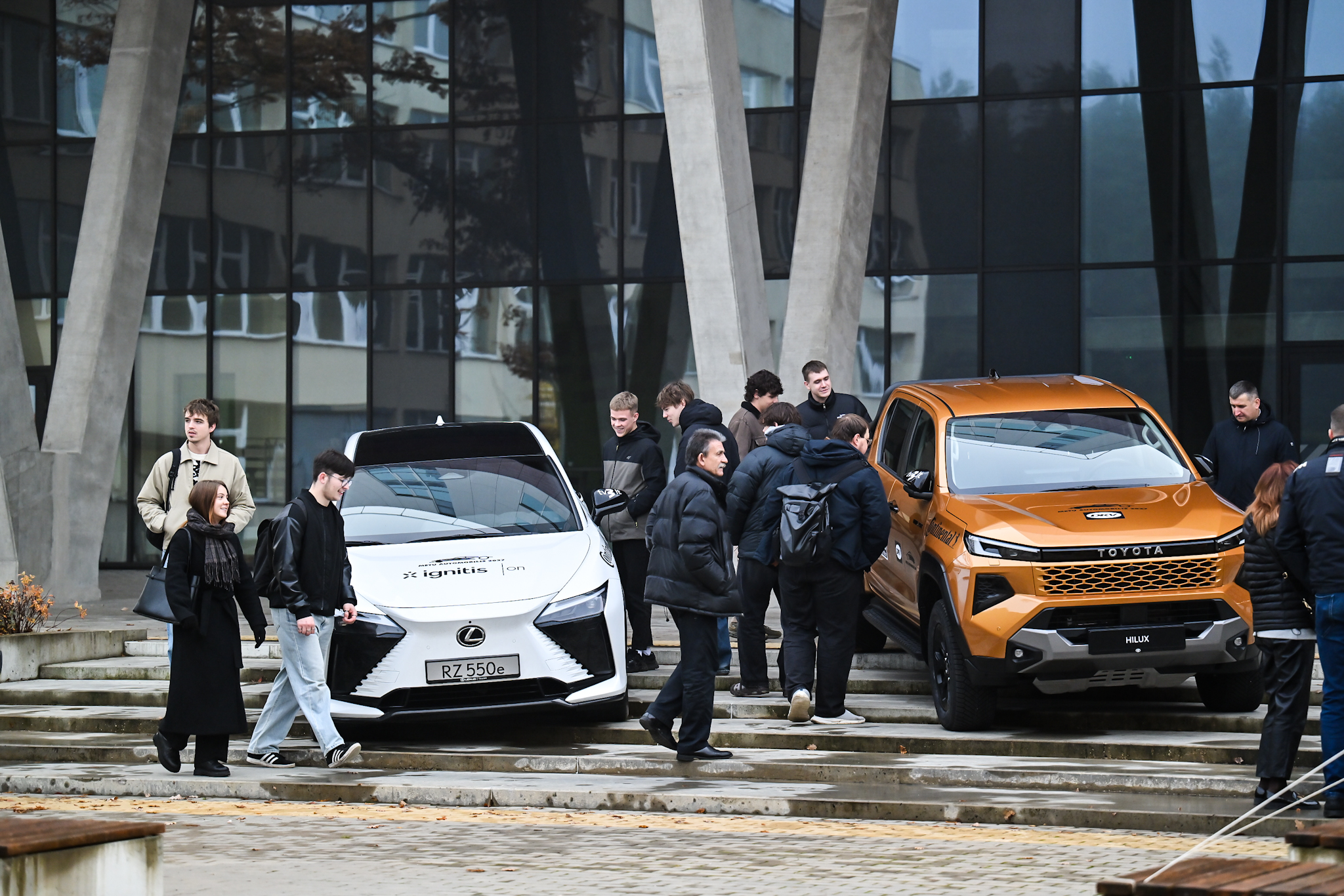 „Lexus RZ 550e F SPORT“ ir „Toyota Hilux“ sulaukė studentų dėmesio