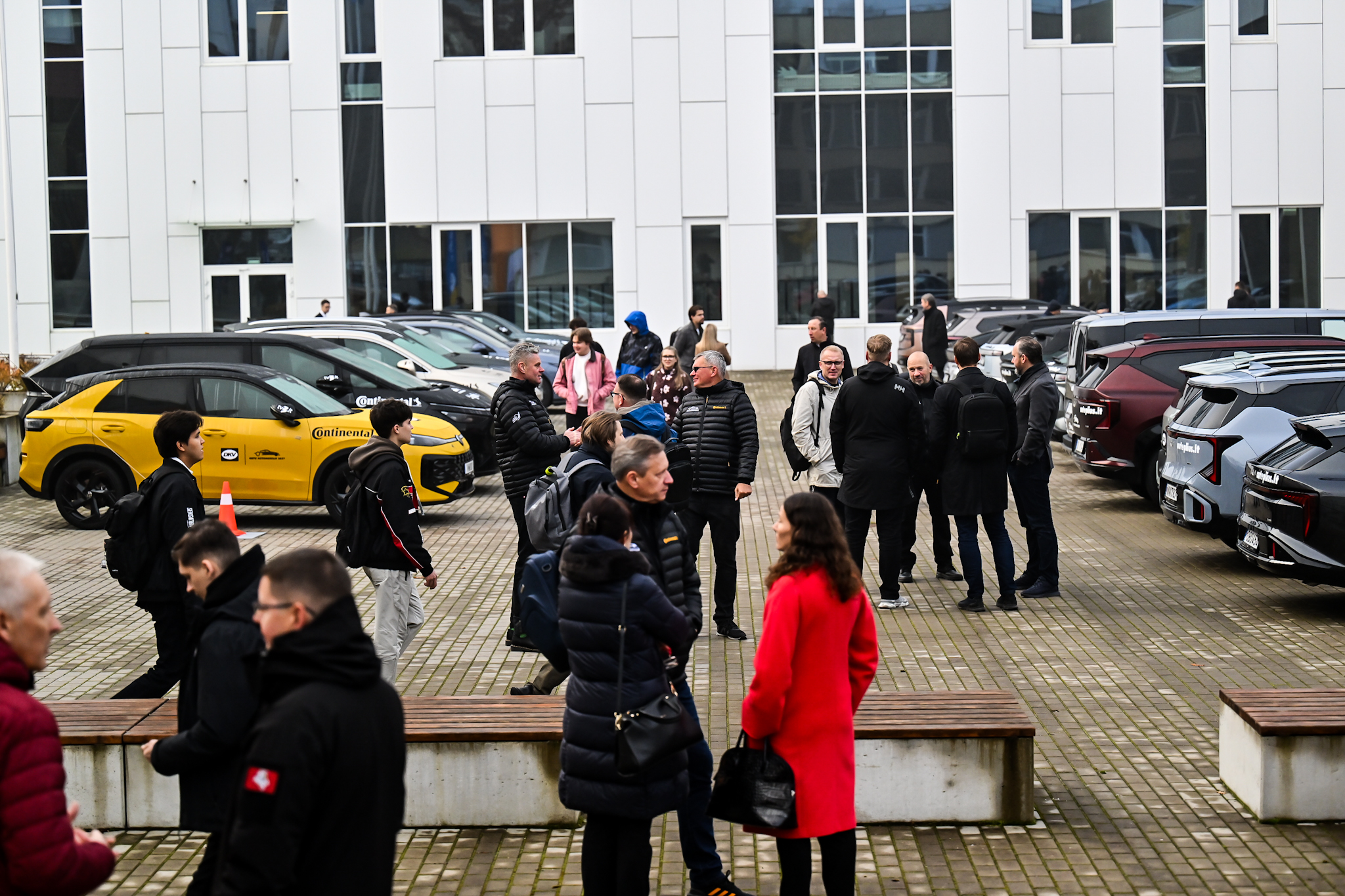 Atidarymo dieną automobilius apžiūrėjo konferencijos „Plug-In 2027“ dalyviai